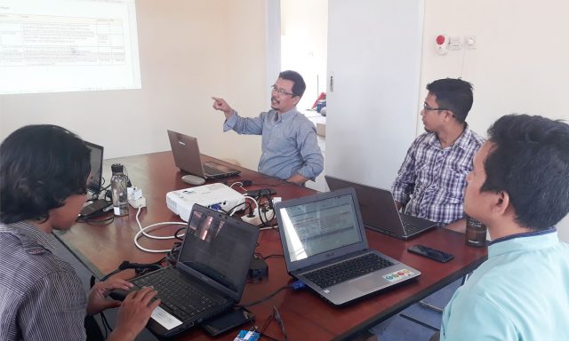 Imanul Huda saat memimpin rapat evaluasi di lantai 2 Kantor PRCF Indonesia yang baru saja direnovasi
