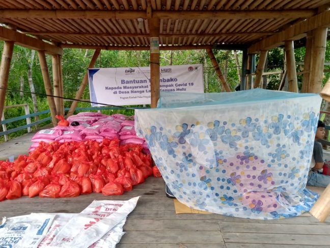 Bantuan sembako yang diperuntukkan masyarakat terdampak covid 19 di Nanga Lauk