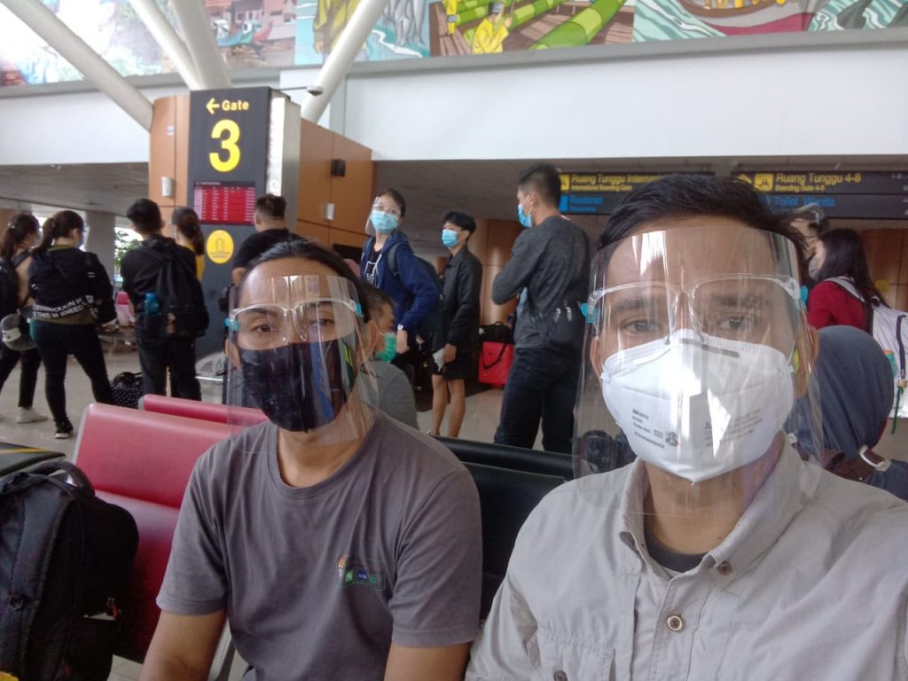 Rio Afiat dan Yadi Purwanto berada di Bandara Supadio sebelum bertolak ke Wagir Malang