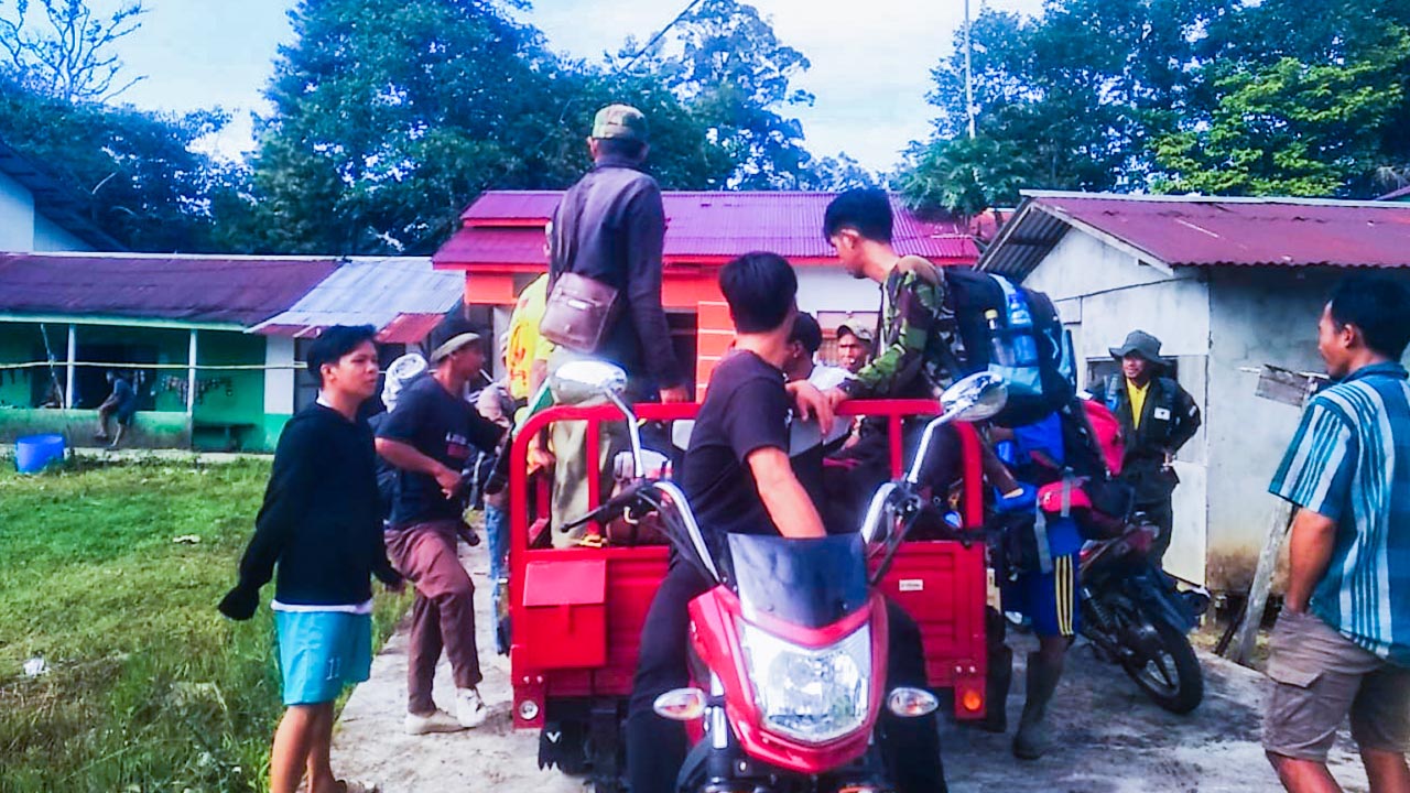 Tim patroli LPHD Pundjung Batara Desa Nanga Betung sesaat sebelum menuju hutan untuk melakukan patroli