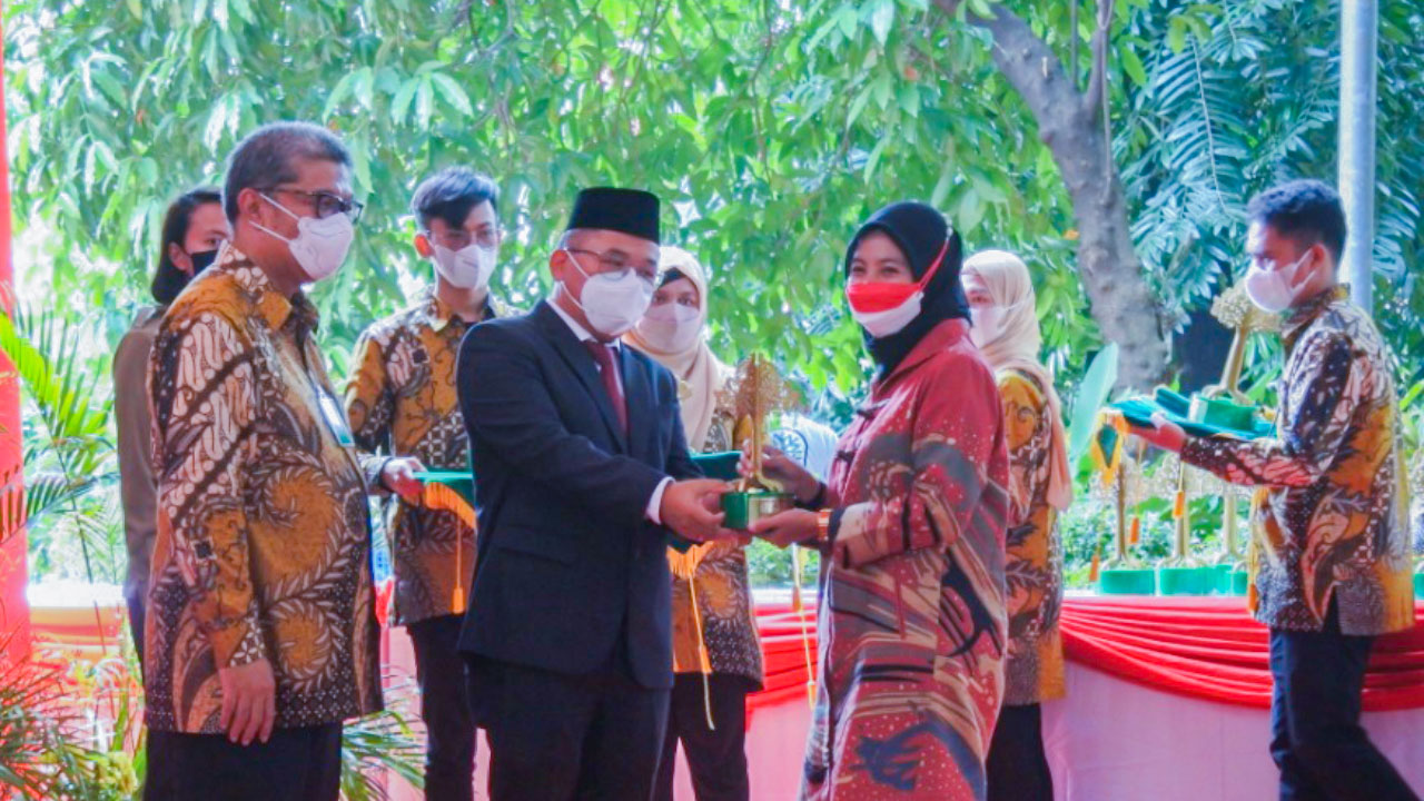 Ketua LPHD Lauk Bersatu didampingi Kades Nanga Lauk Agus Yanto saat menerima penghargaan terbaik II Nasional