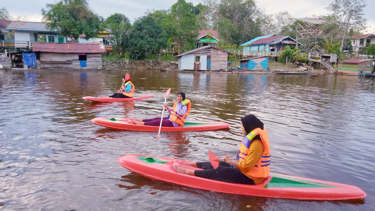 Warga Desa Nanga Lauk saat menyewa kano dari KUPS Ekowisata untuk menyusuri Sungai Lauk