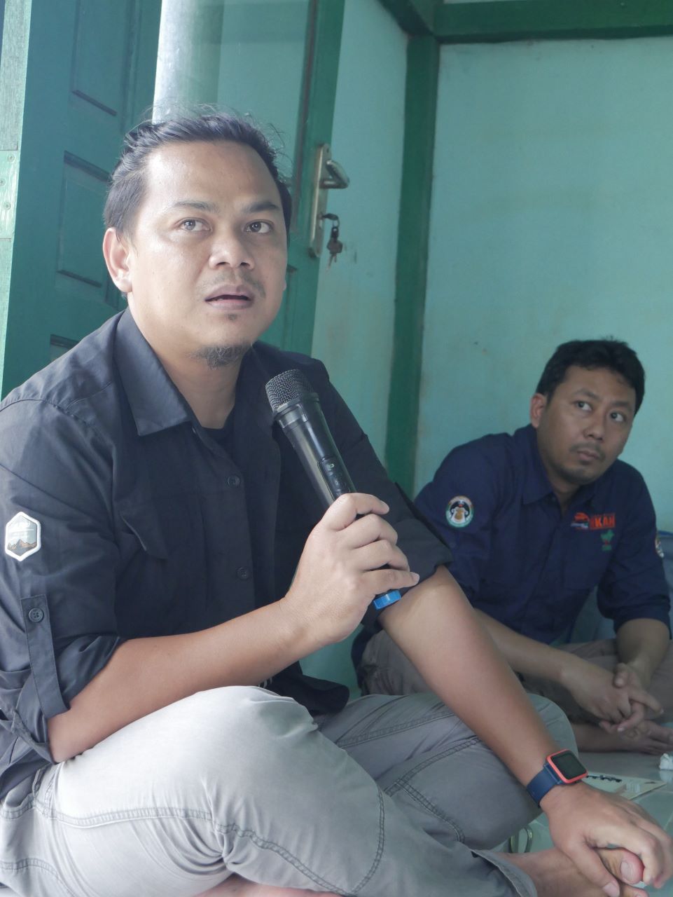Didik dari USAID (kiri) dan Ahfi dari TFCA Kalimantan menyampaikan gagasan mereka tentang pengembangan LPHD Pundjung Batara