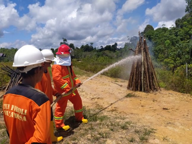 Pelatihan pemadam kebakaran dengan peseserta dari LPHD Lauk Bersatu