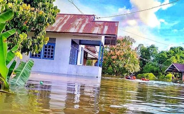 Banjir melanda Kantor PRCF Indonesia di Putussibau