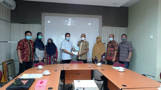 Laporan tahunan PRCF Indonesia diserahkan ke Kadis LHK Kalbar