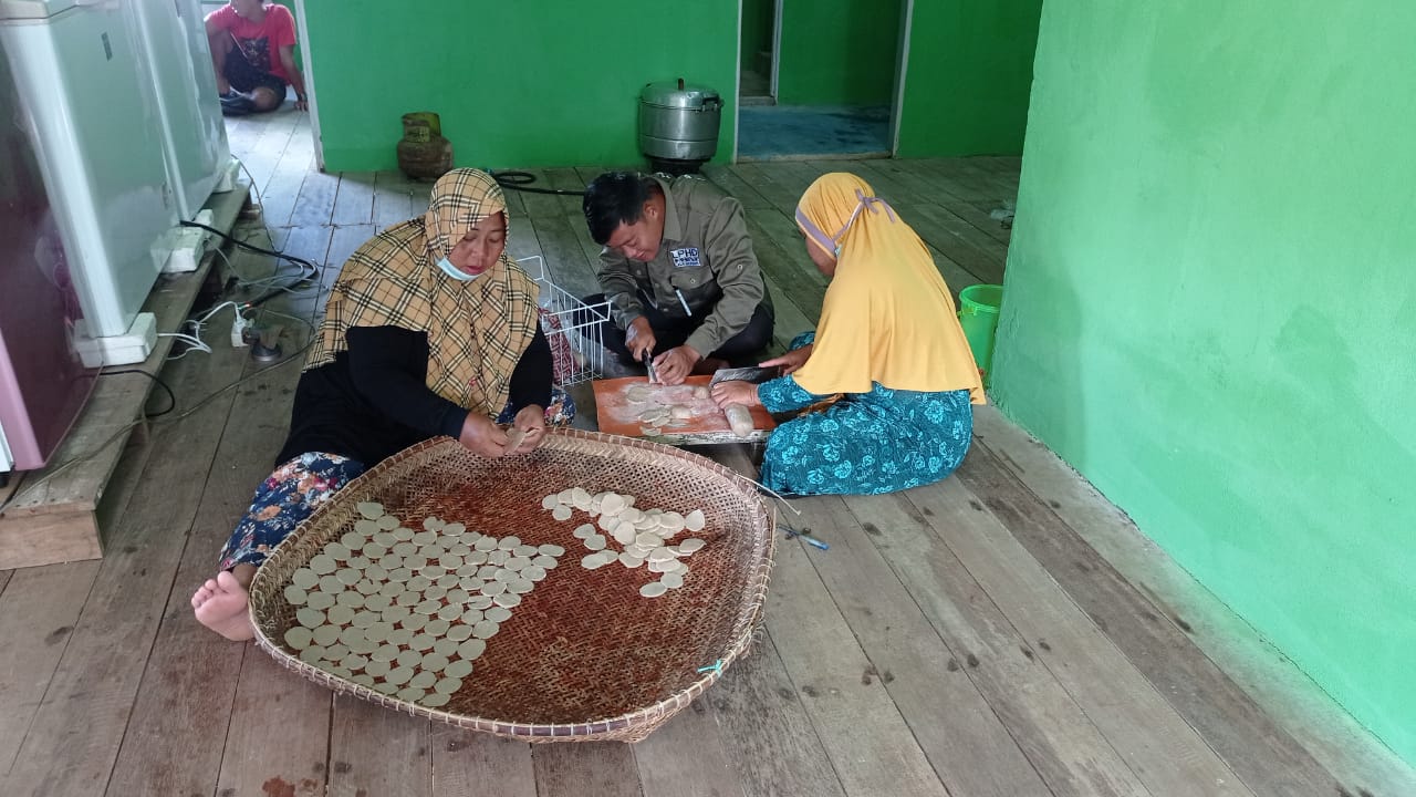 Peserta pelatihan sedang praktik pembuatan kerupuk kering