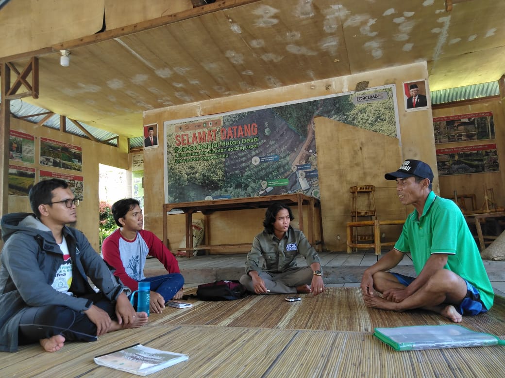 Rio Afiat, Yadi Perwanto, Arsyad saat belajar pengelolaan hutan di Mensiau