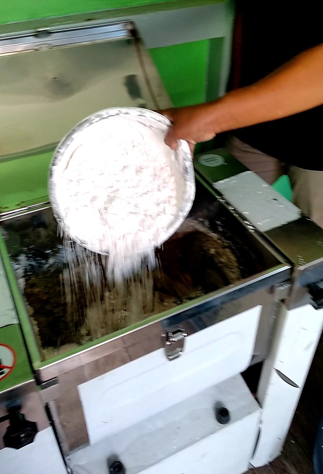 Mesin pengaduk adonan untuk produksi kerupuk 