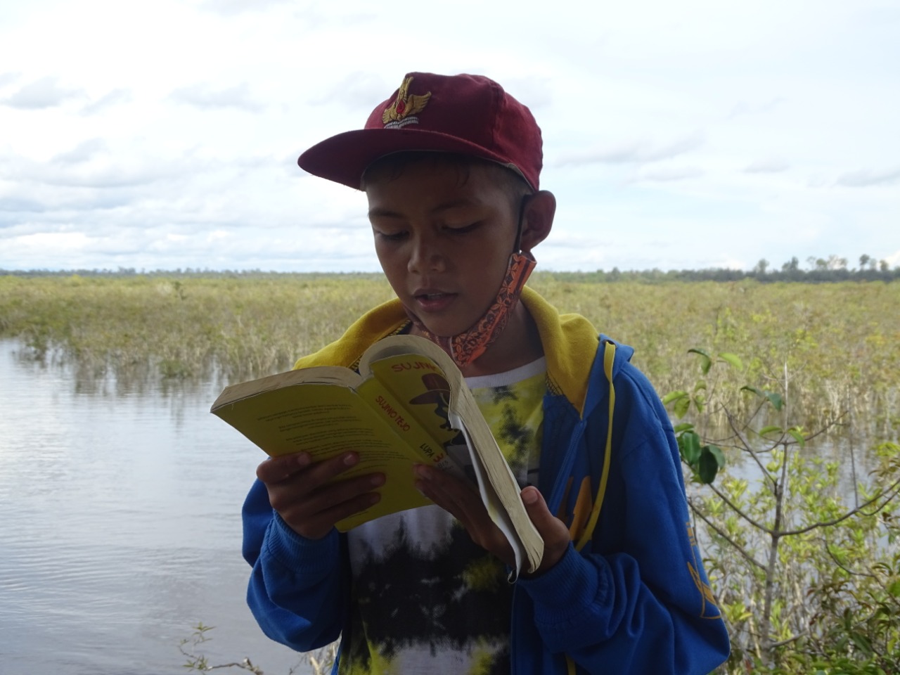 Sambil membaca buku