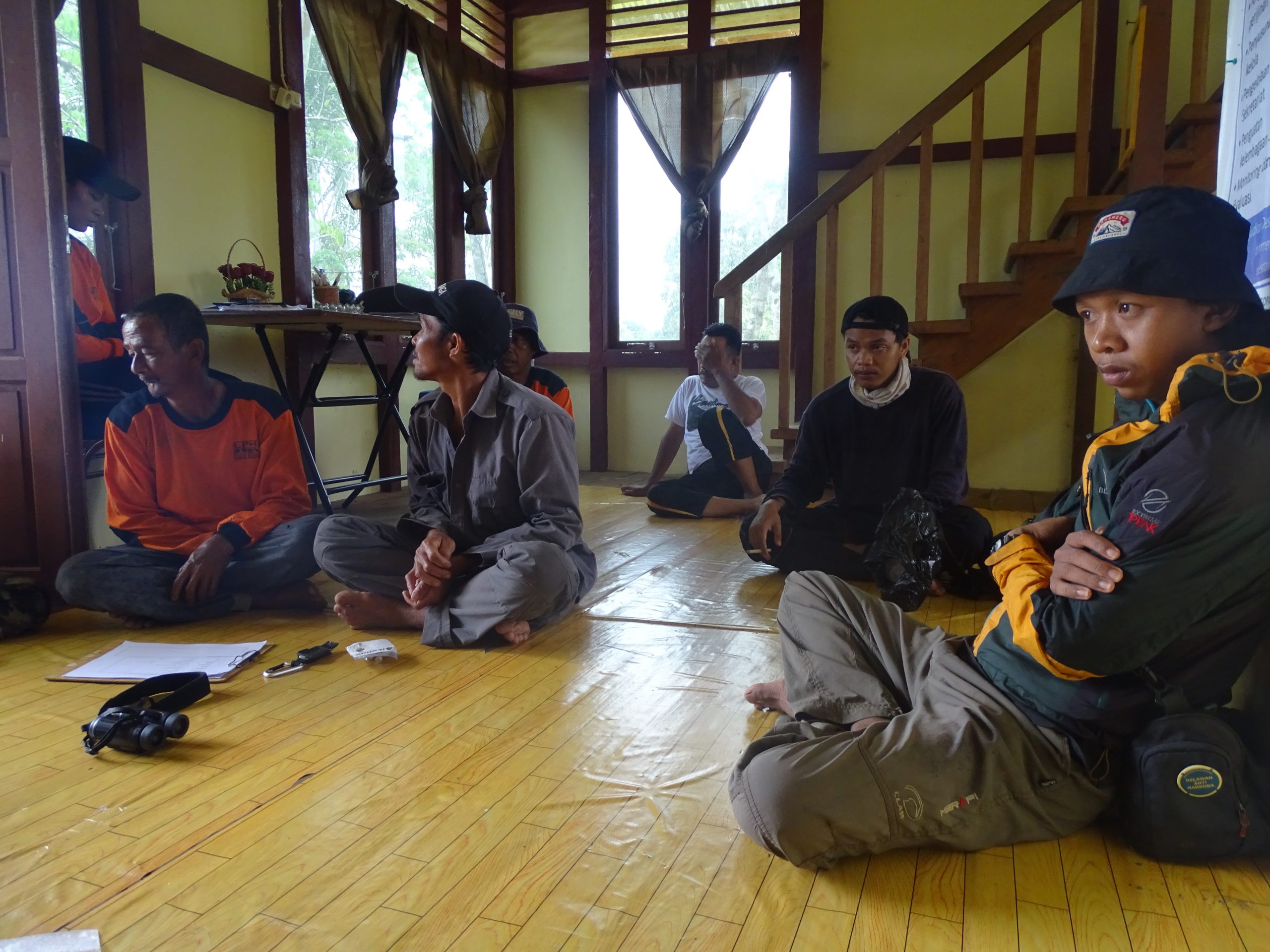 Briefing sebelum berangkat menuju hutan desa