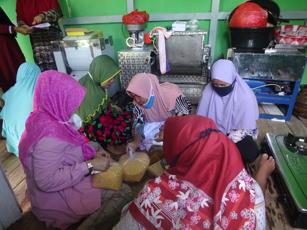 Ibu-ibu dari KUPS Ikan Muara Abadi