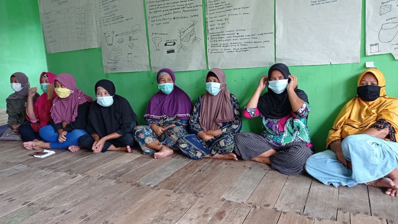 Peserta pelatihan pengemasan madu dari KUPS Madu Desa Nanga Lauk