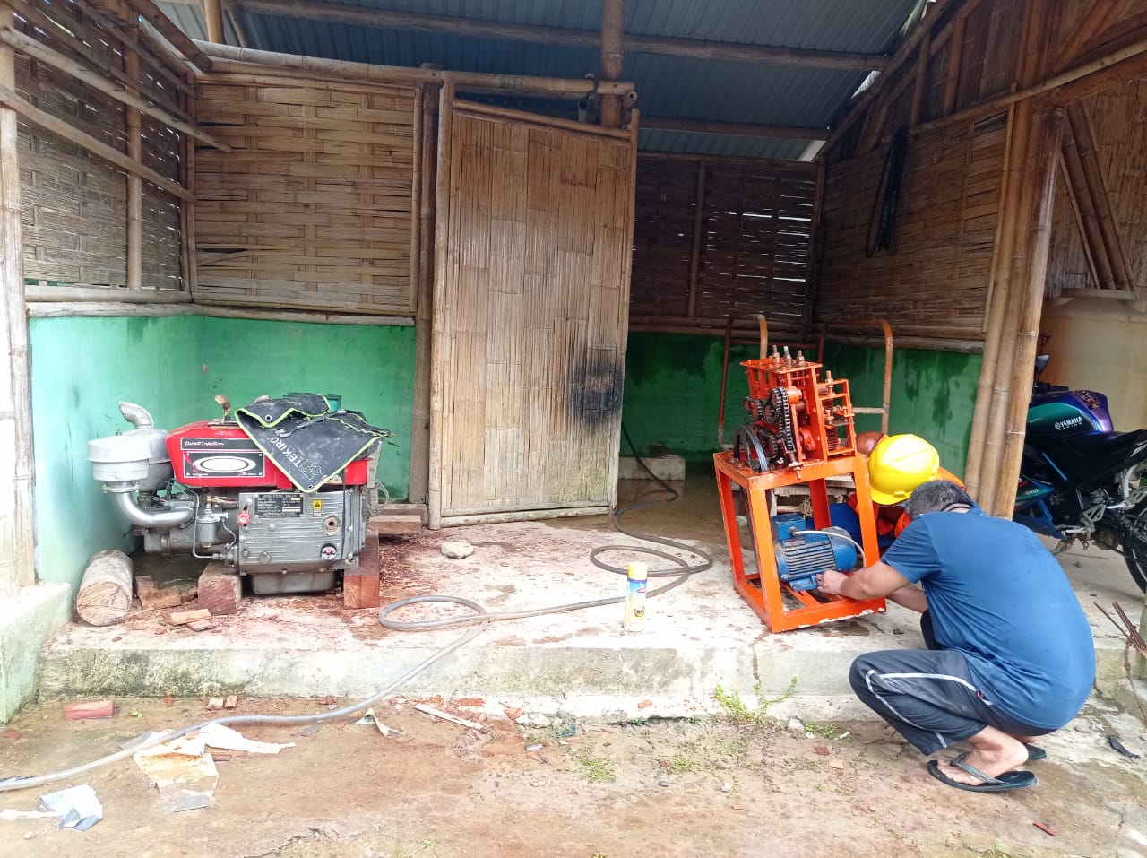 Mesin genset yang juga terendam air berhasil dihidupkan kembali