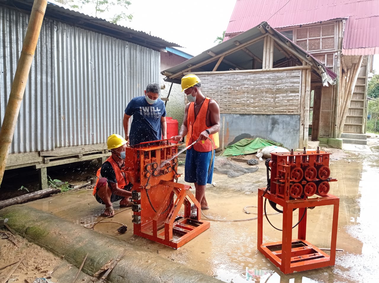 Mesin pengolahan bambu sedang diperbaiki