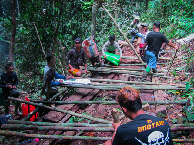 Tim patroli hutan 