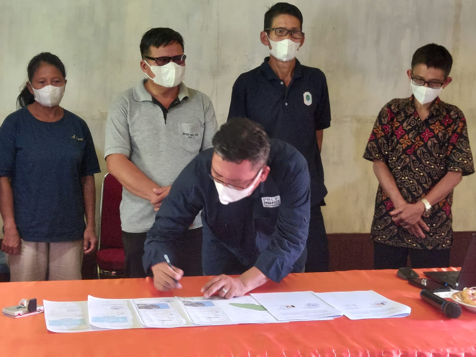 PRCF dan LPHD Bukit Belang usai menandatangani MoU