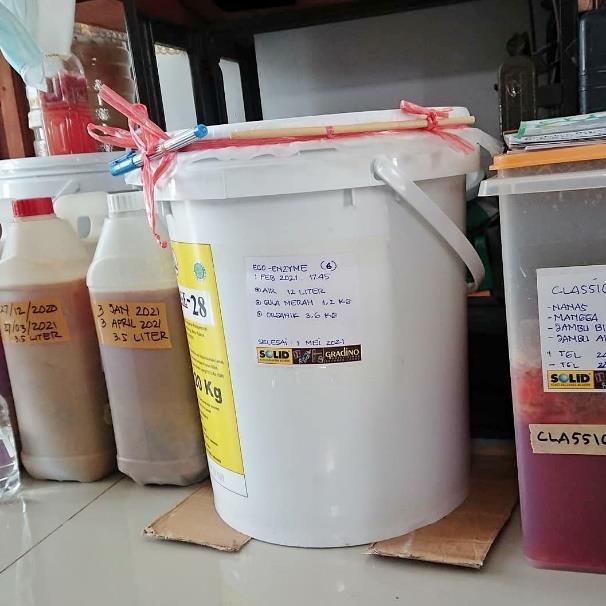 Semua bahan-bahan tersebut dimasukkan dalam wadah dari plastic, hindari wadah yang terbuat dari logam