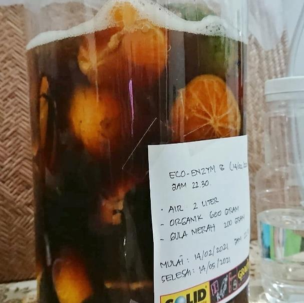 Dalam 2 sampai 3 minggu pertama akan keluar gas hasil fermentasi, apa bila wadah fermentasi tidak ada saluran pembuangan gas, penutup wadah harus sering dikendorkan sedikit untuk mengeluarkan gas hasil fermentasi tersebut.
