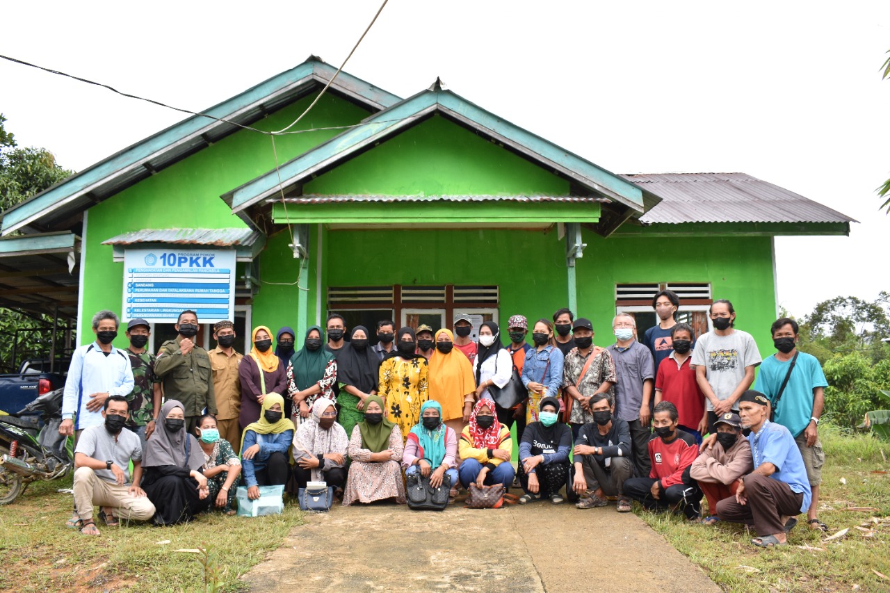 Peserta pelatihan pembuatan biochar