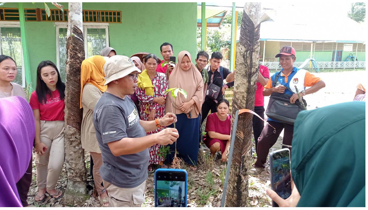 Pelatihan pemberdayaan petani karet yang dilakukan PRCF Indonesia