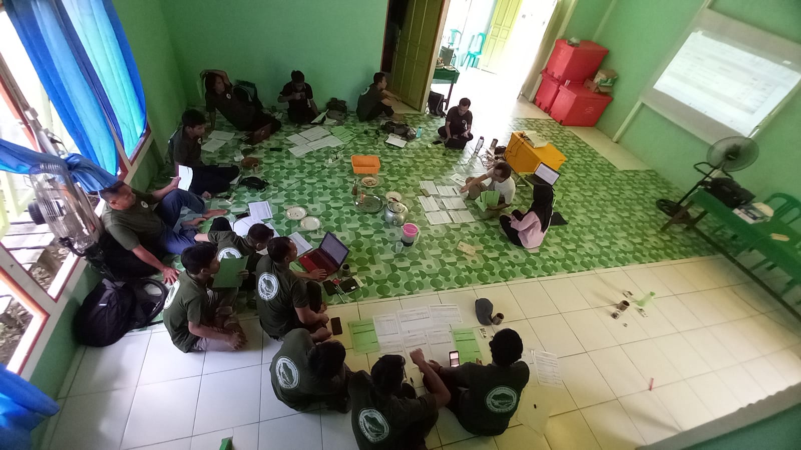 Peserta dari LPHD Bumi Lestari Desa Penepian Raya sedang mengikuti pelatihan pengelolaan keuangan