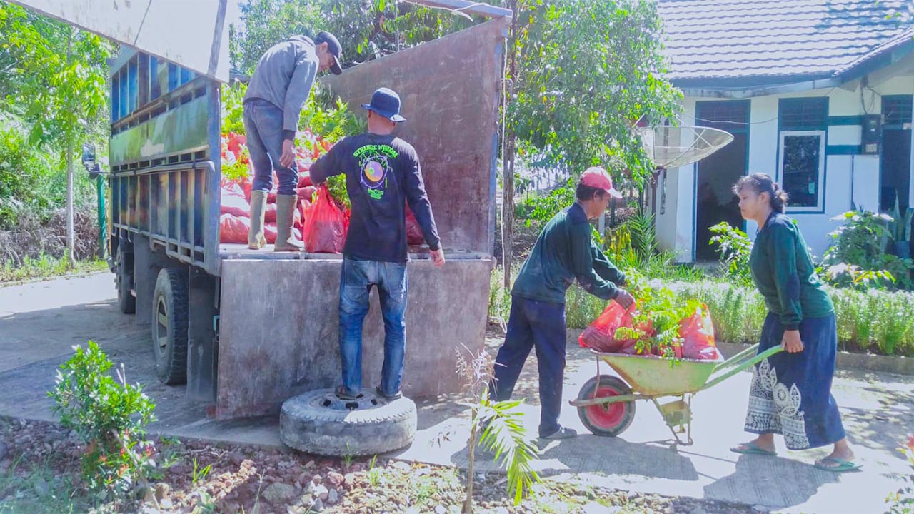 Personel dari LPHD Lauk Bersatu menyiapkan bedeng untuk bibit tanaman sebagai implementasi program agroforestri