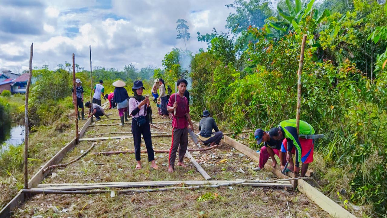 Personel dari LPHD Lauk Bersatu foto bersama usai menyiapkan bedeng untuk bibit tanaman