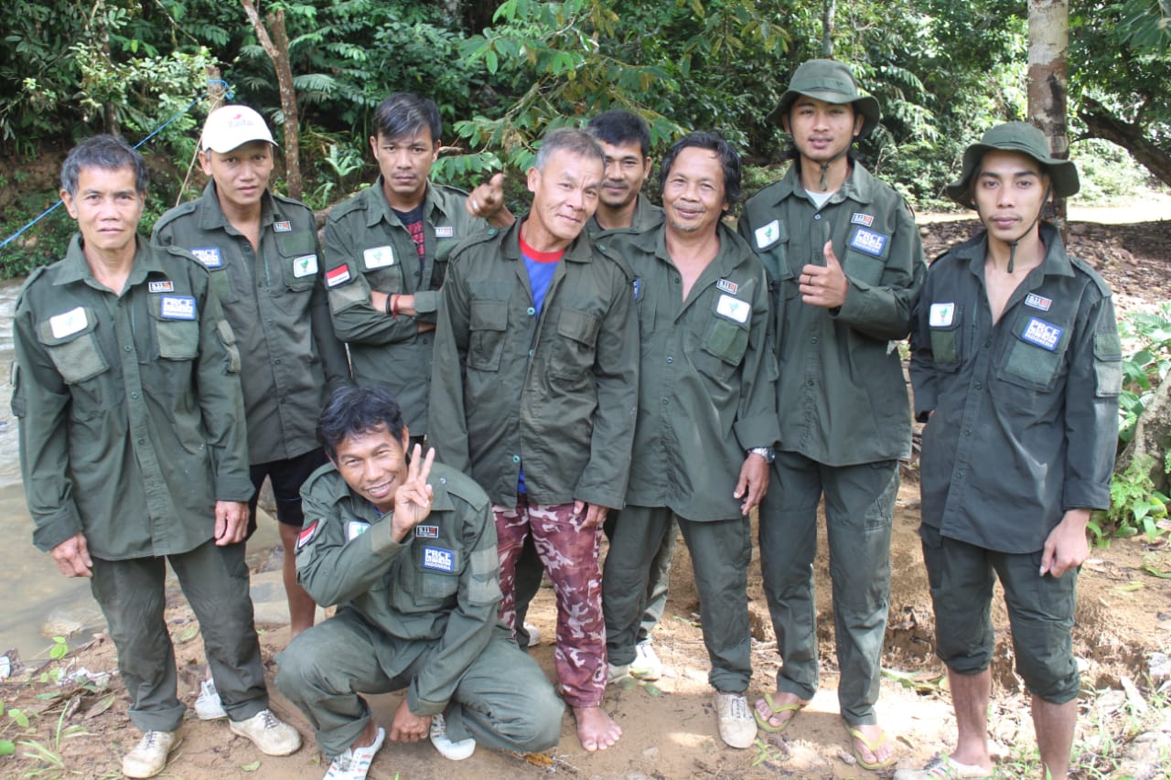 Personel tim patroli hutan dari LPHD Nyuai Peningun Desa Nanga Jemah saat melakukan patroli hutan desa secara mandiri