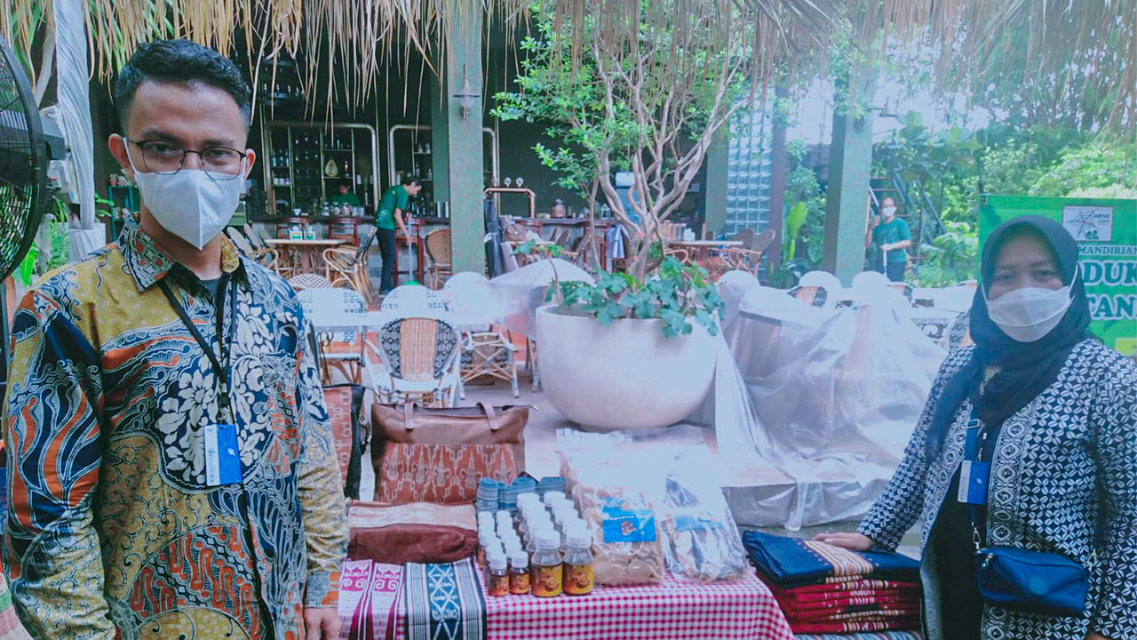 Pameran Lews collective market