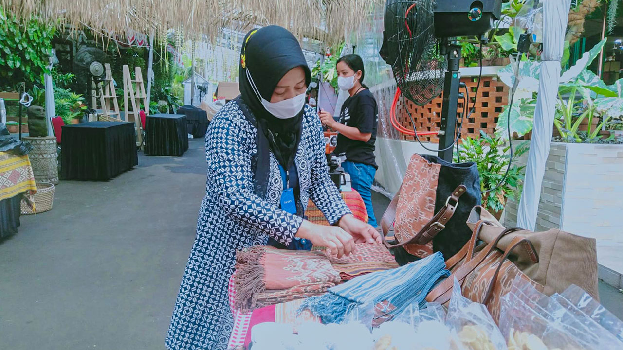 Erik (kiri) bersama Fifiyati saat mengikuti pameran Lewi's Collective Market di Pondok Aren Banten