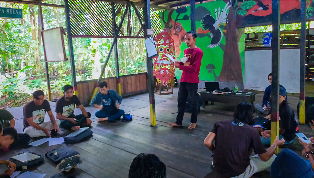 Peserta dari LPHD Bumi Lestari sedang praktik menggunakan aplikasi SMART Patrol di hutan arboretum Sylva Untan