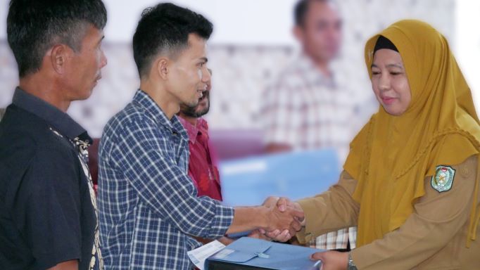 Acara simbolis bantuan penyerahan fasilitas operasional dalam program Rimba Pakai Kemuka Ari