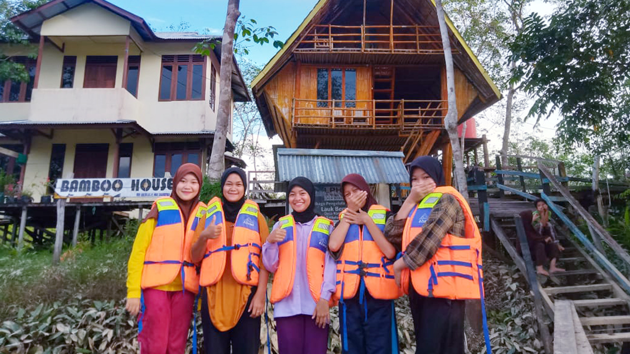 Warga Desa Nanga Lauk saat menyewa kano dari KUPS Ekowisata untuk menyusuri Sungai Lauk