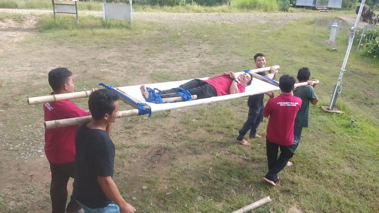 Praktik pembuatan tandu
