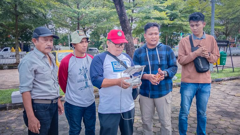 Latihan menerbangkan drone