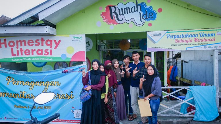 Kunjungan ke perpustakaan bahagia mendawai