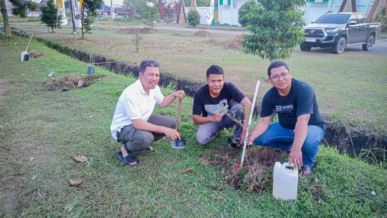 Menanam Pohon di HUT RI