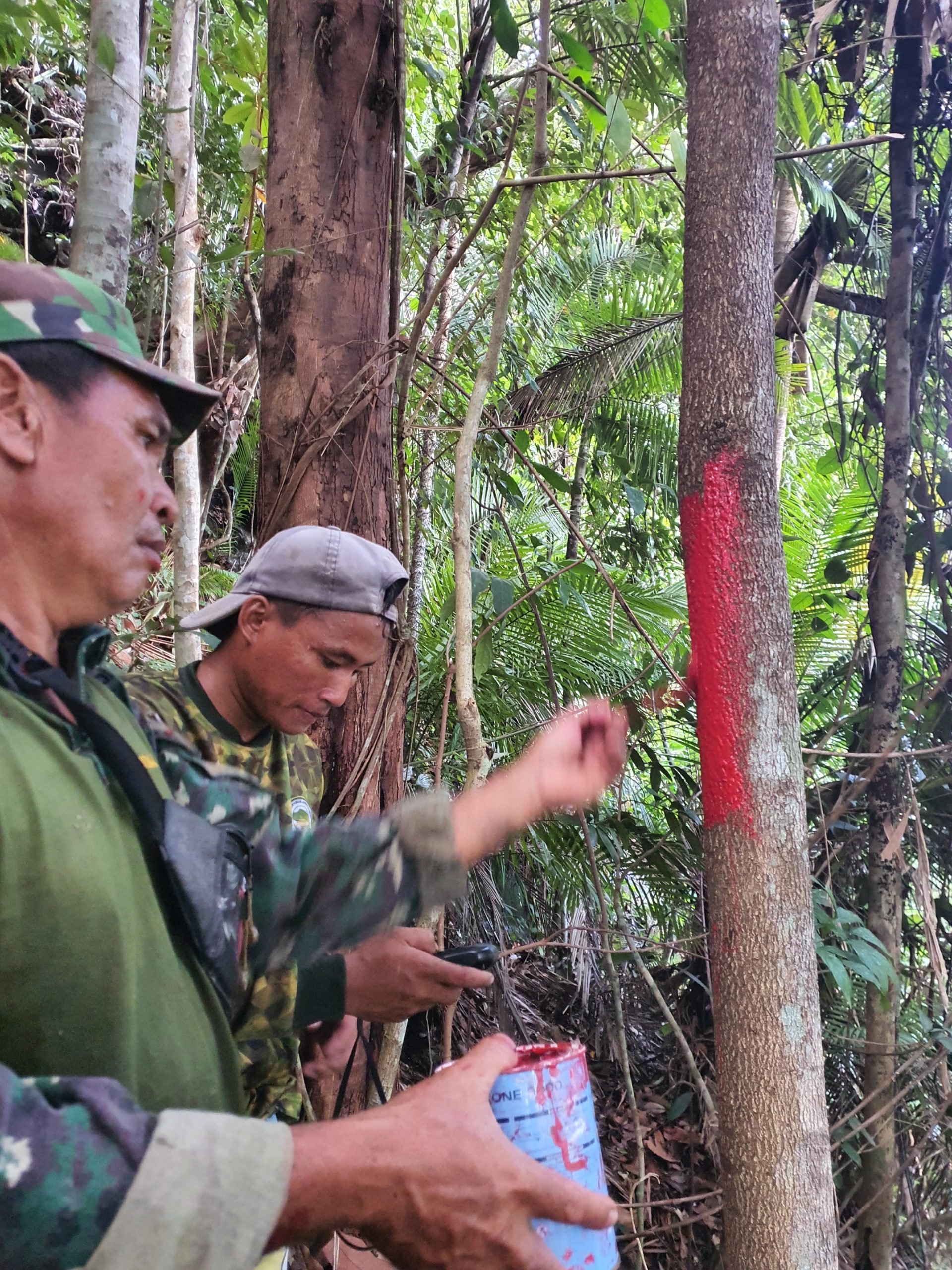 Tim patroli hutan desa bersama unsur babinsa, bhabinkamtibmas, fasdes, dan LPHD Bumi Lestari sebelum melakukan patroli hutan