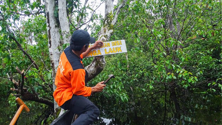 Pemasangan papan informasi