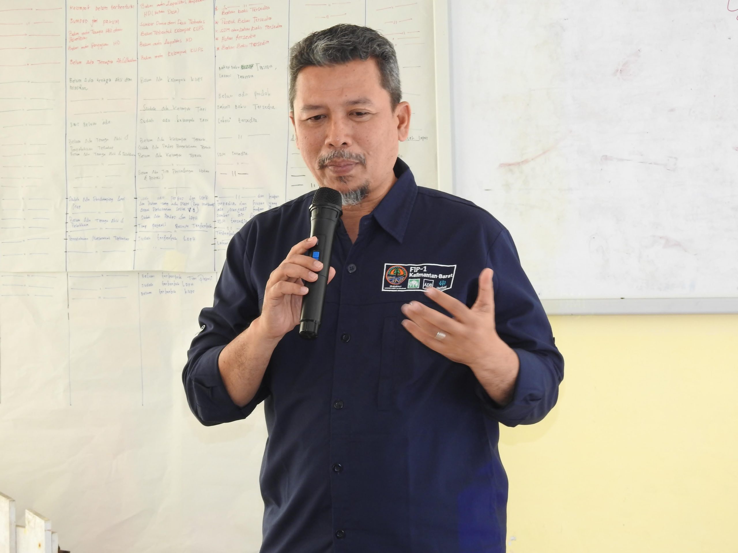 Pengurus PRCF Sumatera bersama pengurus LPHD Lobu Tayas usai mendengarkan materi dari Direktur PRCF Indonesia, Imanul Huda