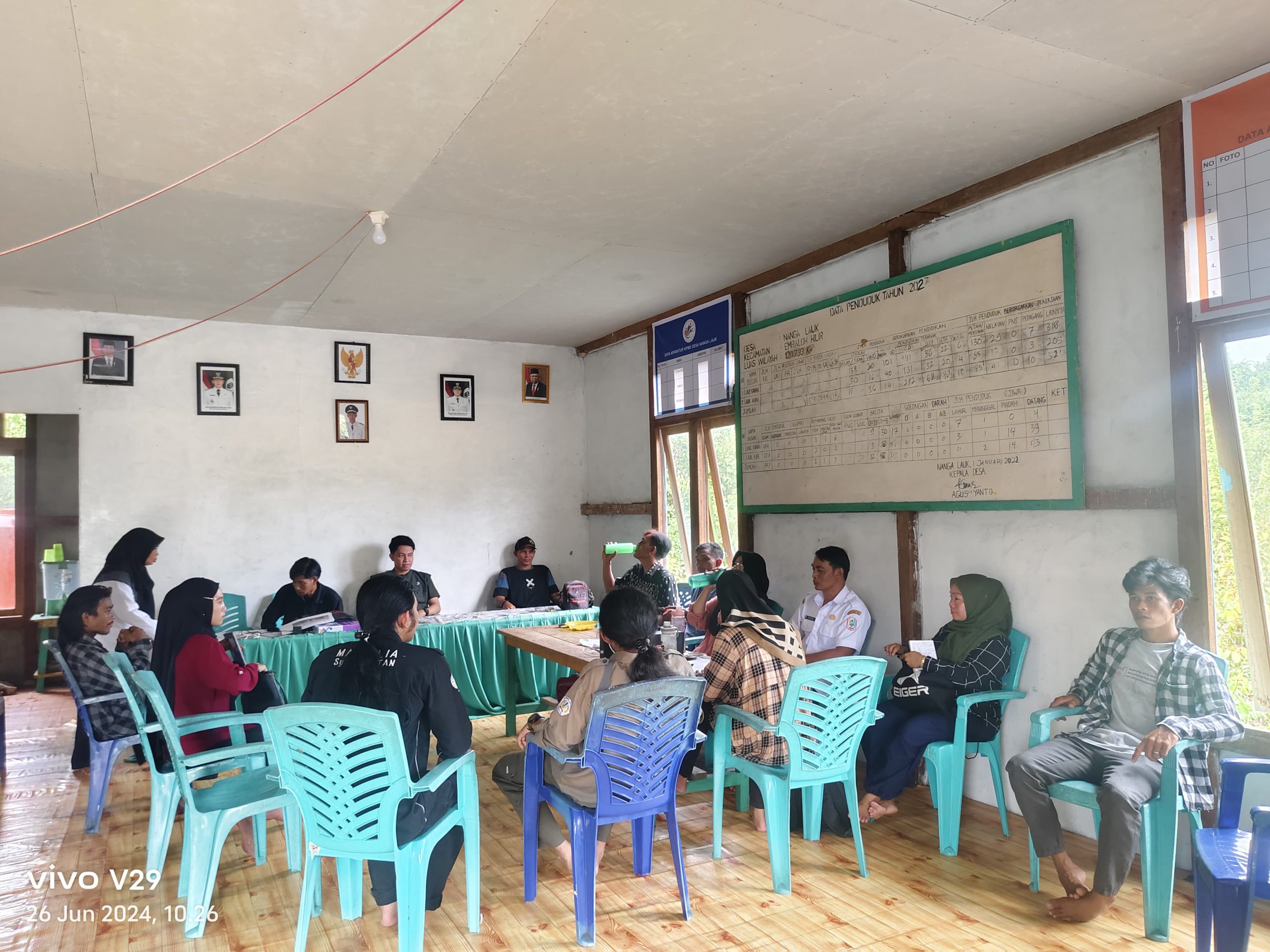 Rombongan LPHD Lauk Bersatu saat berkunjung ke Kantor Desa Nanga Lauk
